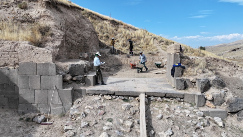 Ayanis Kalesi'nde arkeoloji kazıları ve sur duvarlarının restorasyonu sürüyor