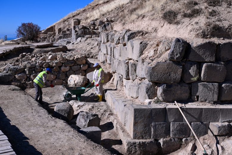 Ayanis Kalesi'nde arkeoloji kazıları ve sur duvarlarının restorasyonu sürüyor