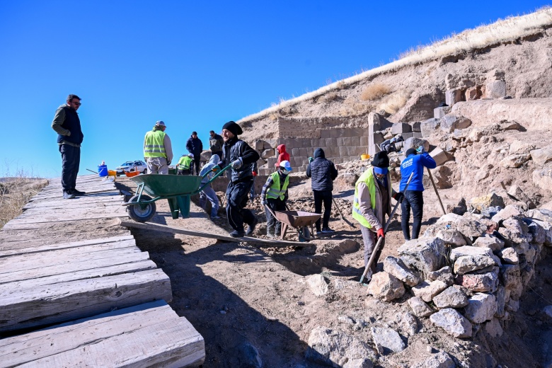 Ayanis Kalesi'nde arkeoloji kazıları ve sur duvarlarının restorasyonu sürüyor