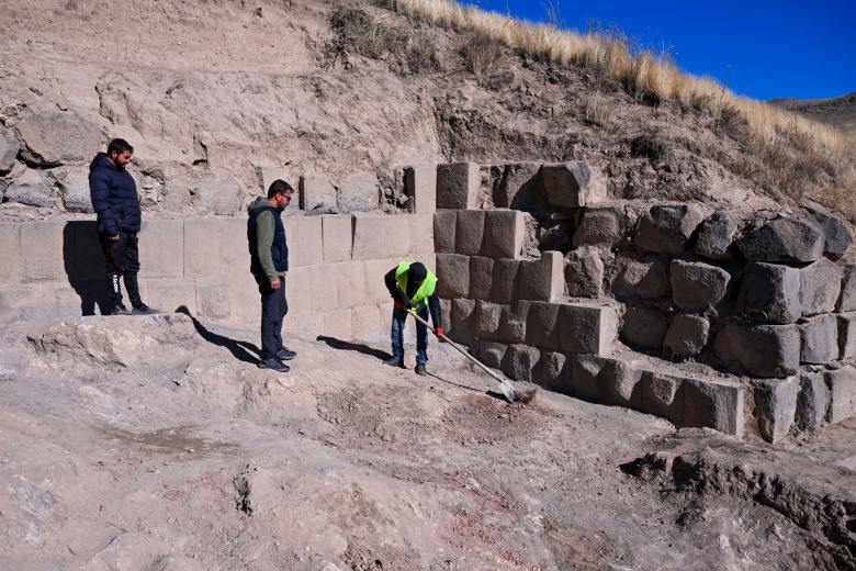 Ayanis Kalesi'nde arkeoloji kazıları ve sur duvarlarının restorasyonu sürüyor