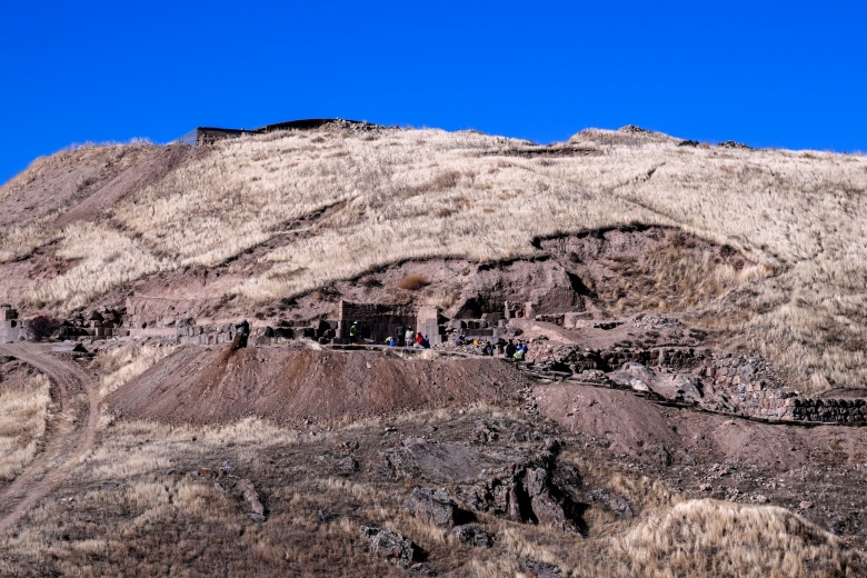 Ayanis Kalesi'nde arkeoloji kazıları ve sur duvarlarının restorasyonu sürüyor