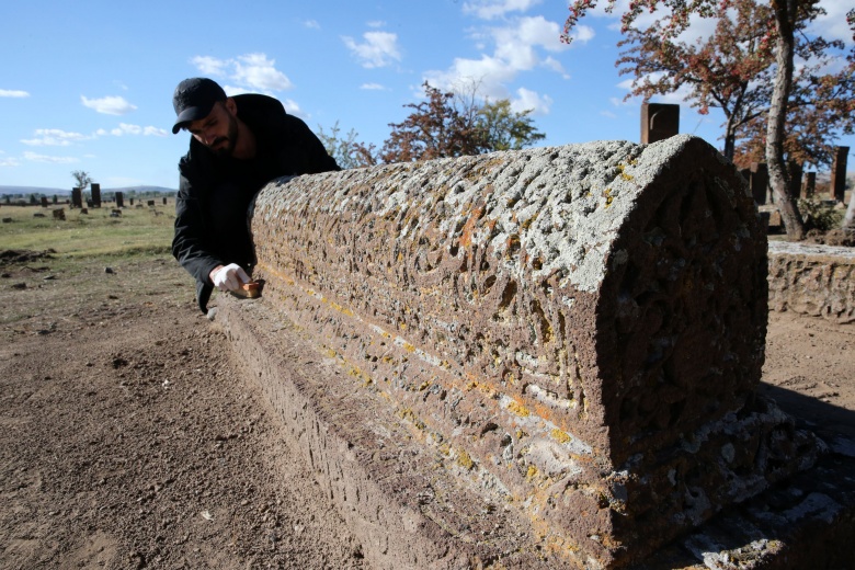 Arkeologlar Ahlat'ta 51'i çocuk  91 yeni Selçuklu mezarını daha kayda geçirdi