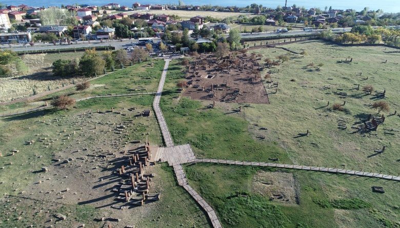 Arkeologlar Ahlat'ta 51'i çocuk  91 yeni Selçuklu mezarını daha kayda geçirdi