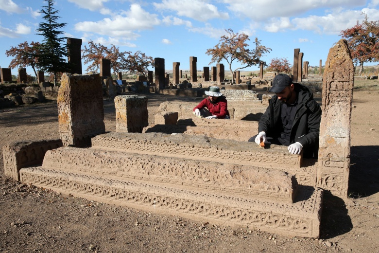 Arkeologlar Ahlat'ta 51'i çocuk  91 yeni Selçuklu mezarını daha kayda geçirdi