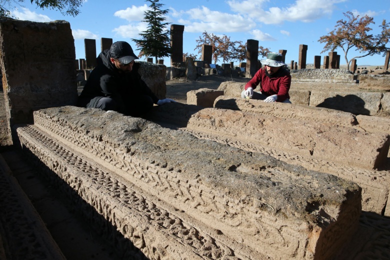 Arkeologlar Ahlat'ta 51'i çocuk  91 yeni Selçuklu mezarını daha kayda geçirdi