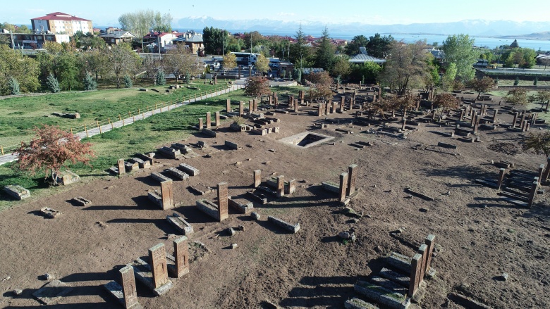 Arkeologlar Ahlat'ta 51'i çocuk  91 yeni Selçuklu mezarını daha kayda geçirdi