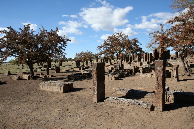 Arkeologlar Ahlat'ta 51'i çocuk  91 yeni Selçuklu mezarını daha kayda geçirdi