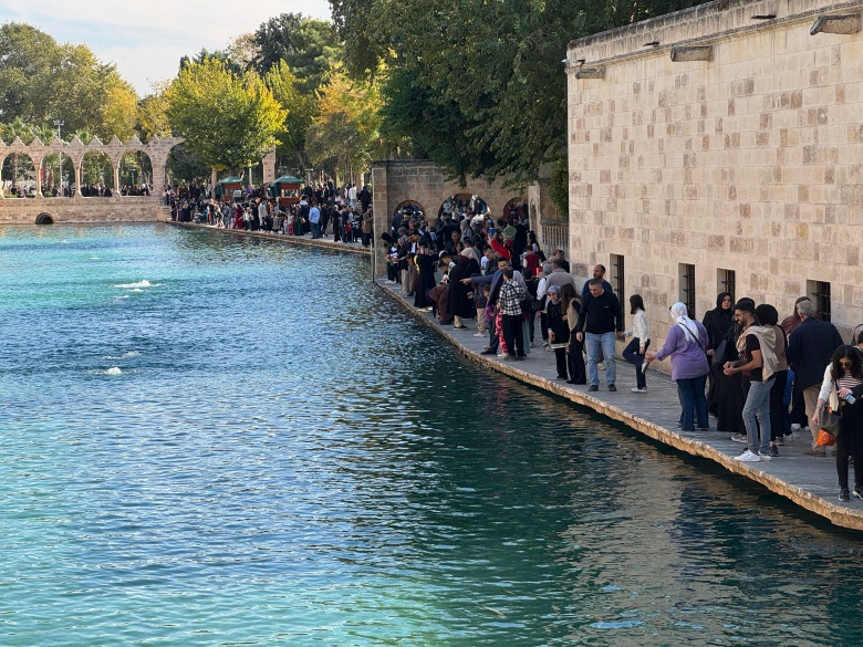 Okulların ara tatile girmesi Balıklıgöl'de ziyaretçi sayısını artırdı