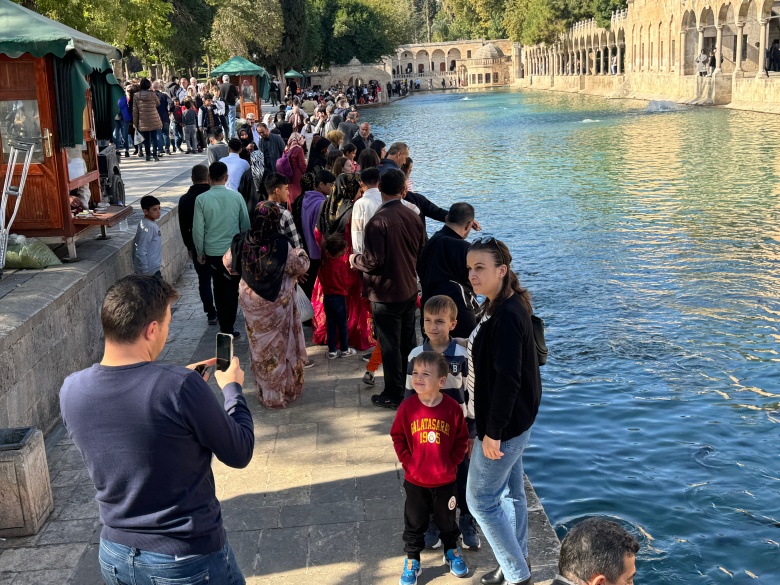 Okulların ara tatile girmesi Balıklıgöl'de ziyaretçi sayısını artırdı