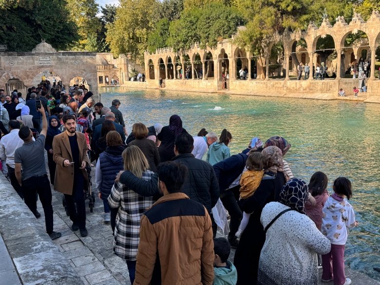 Okulların ara tatile girmesi Balıklıgöl'de ziyaretçi sayısını artırdı