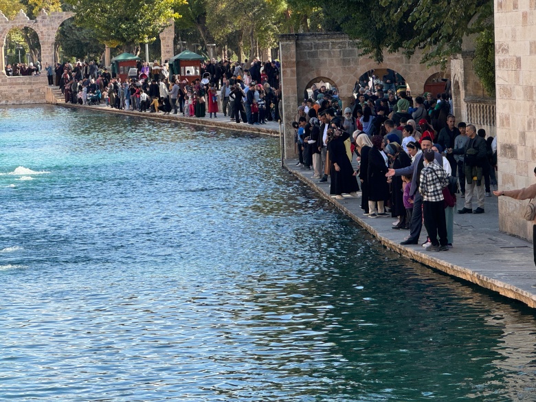 Okulların ara tatile girmesi Balıklıgöl'de ziyaretçi sayısını artırdı