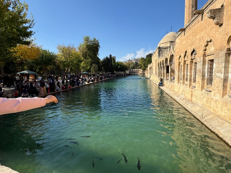 Okulların ara tatile girmesi Balıklıgöl'de ziyaretçi sayısını artırdı