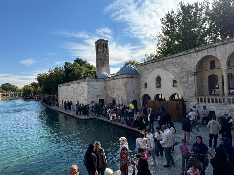 Okulların ara tatile girmesi Balıklıgöl'de ziyaretçi sayısını artırdı