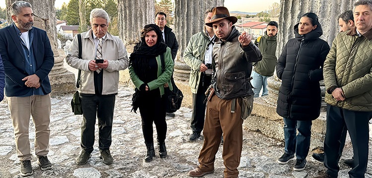 Kütahya'da Indiana Jones'a özenen arkeoloğu görenler gülmekten kendini alamıyor