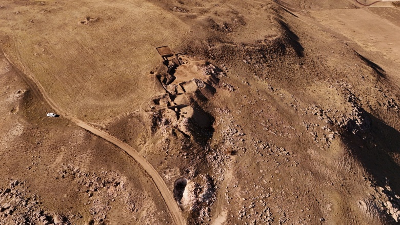 Van'da Zernaki Tepe'deki antik kentte drenaj kanalları ve kitabeler ortaya çıkarıldı