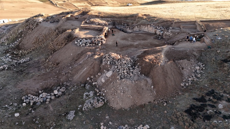 Van'da Zernaki Tepe'deki antik kentte drenaj kanalları ve kitabeler ortaya çıkarıldı