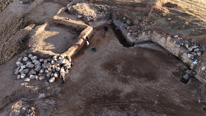 Van'da Zernaki Tepe'deki antik kentte drenaj kanalları ve kitabeler ortaya çıkarıldı