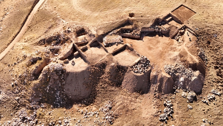 Van'da Zernaki Tepe'deki antik kentte drenaj kanalları ve kitabeler ortaya çıkarıldı