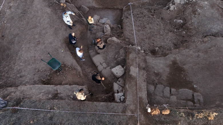 Van'da Zernaki Tepe'deki antik kentte drenaj kanalları ve kitabeler ortaya çıkarıldı