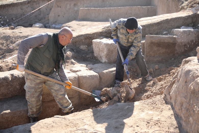 Van'da Zernaki Tepe'deki antik kentte drenaj kanalları ve kitabeler ortaya çıkarıldı