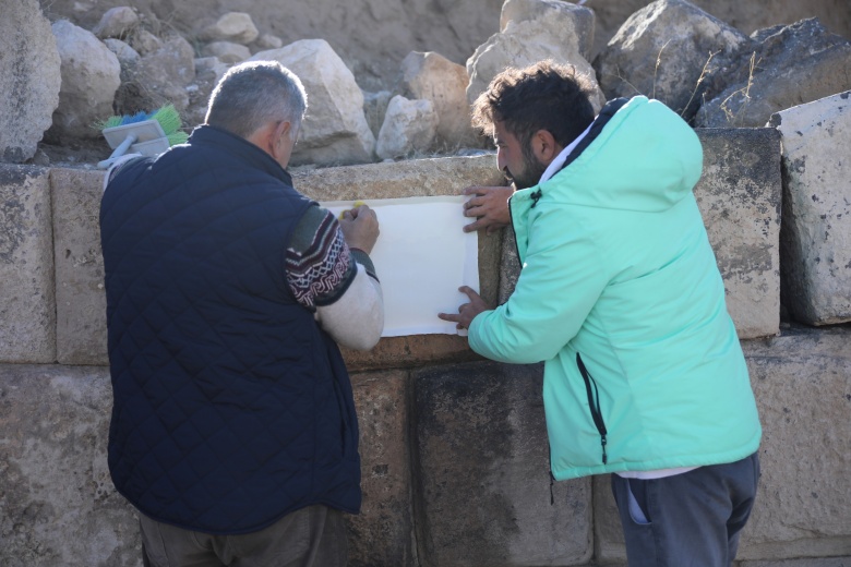 Van'da Zernaki Tepe'deki antik kentte drenaj kanalları ve kitabeler ortaya çıkarıldı