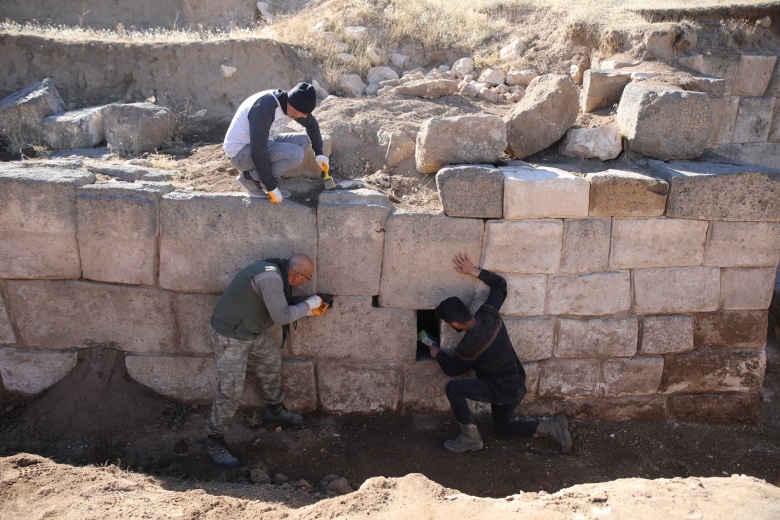 Van'da Zernaki Tepe'deki antik kentte drenaj kanalları ve kitabeler ortaya çıkarıldı