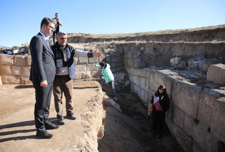 Van'da Zernaki Tepe'deki antik kentte drenaj kanalları ve kitabeler ortaya çıkarıldı