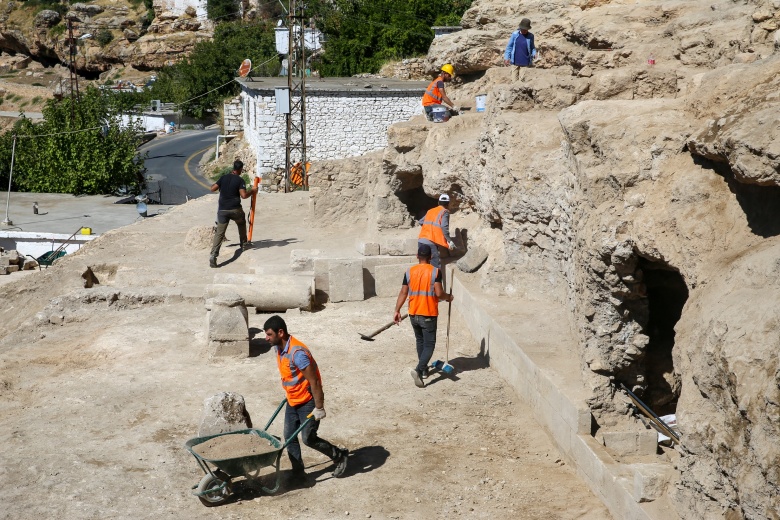 Eğil'deki arkeoloji kazılarında Hristiyan azizlere ait olduğu değerlendirilen 2 mezar bulundu