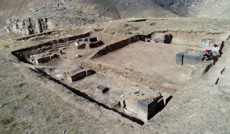 Bitlis'in Adilcevaz ilçesindeki Urartu Kalesi'nde Asurlulara ait bir mühür bulundu