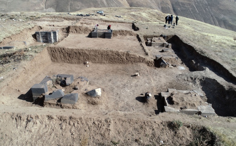 Bitlis'in Adilcevaz ilçesindeki Urartu Kalesi'nde Asurlulara ait bir mühür bulundu