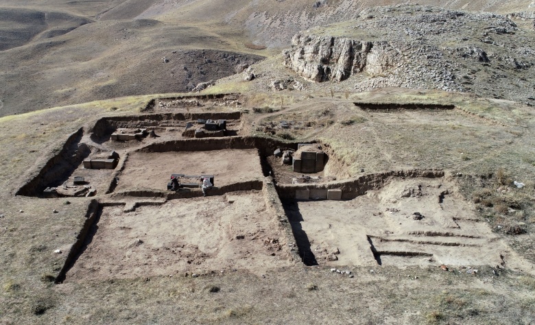 Bitlis'in Adilcevaz ilçesindeki Urartu Kalesi'nde Asurlulara ait bir mühür bulundu