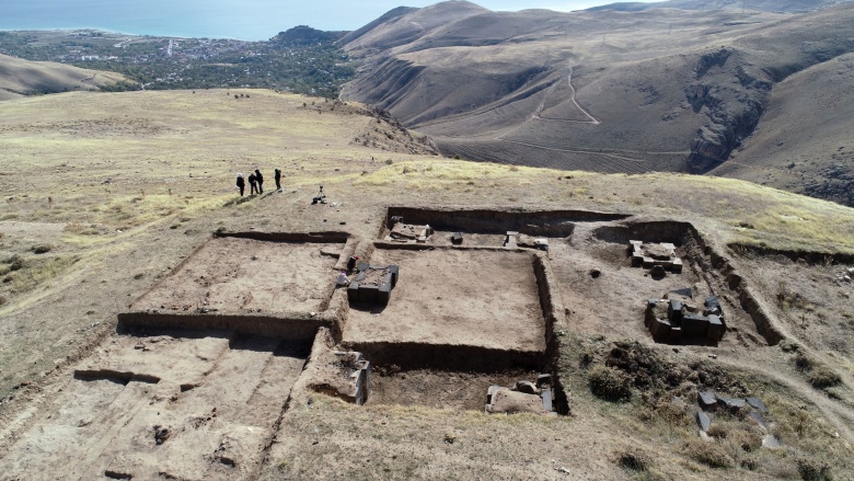 Bitlis'in Adilcevaz ilçesindeki Urartu Kalesi'nde Asurlulara ait bir mühür bulundu