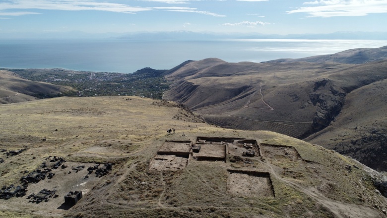 Bitlis'in Adilcevaz ilçesindeki Urartu Kalesi'nde Asurlulara ait bir mühür bulundu