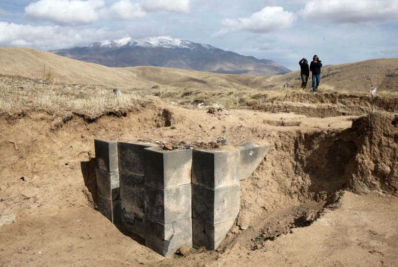 Bitlis'in Adilcevaz ilçesindeki Urartu Kalesi'nde Asurlulara ait bir mühür bulundu