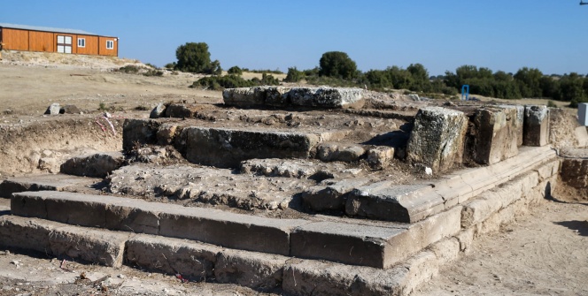 Uşaktaki Blaundos Antik Kentinde 2 bin yıllık Heroon tipi anıtsal mezar bulundu