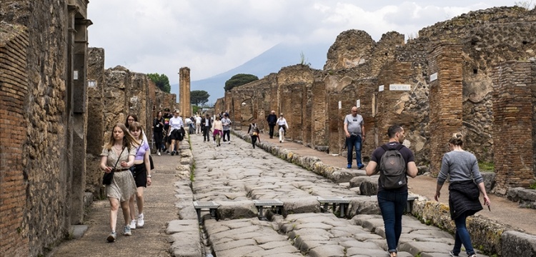 İtalya, turistik mekanlarında turist izdihamını engellemek için çareler arıyor