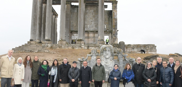 AB Türkiye Delegasyonu Başkanı Aiznoai Zeus Tapınağına hayran kaldı