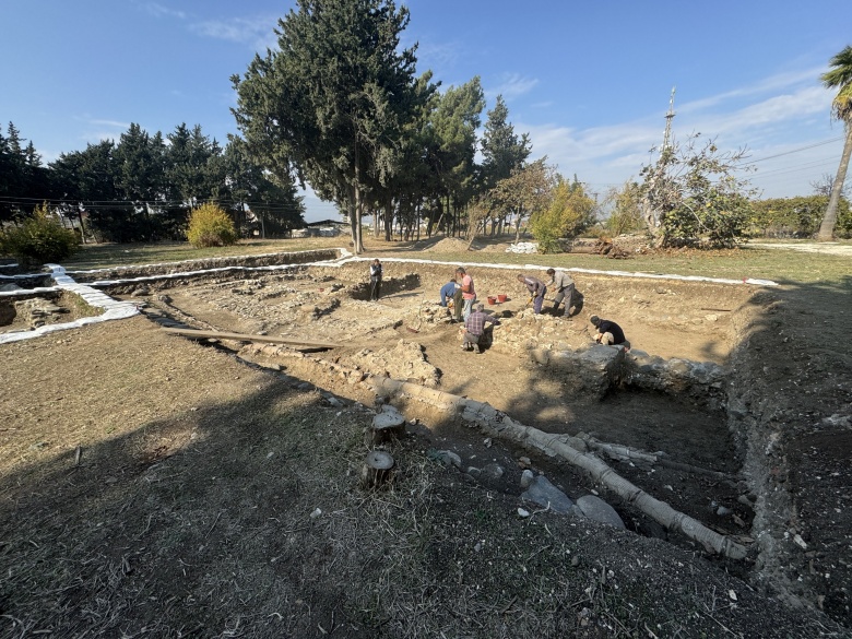 Antakya Antik Hipodrom'un çevresindeki arkeoloji kazılarda iki figürün parçası bulundu