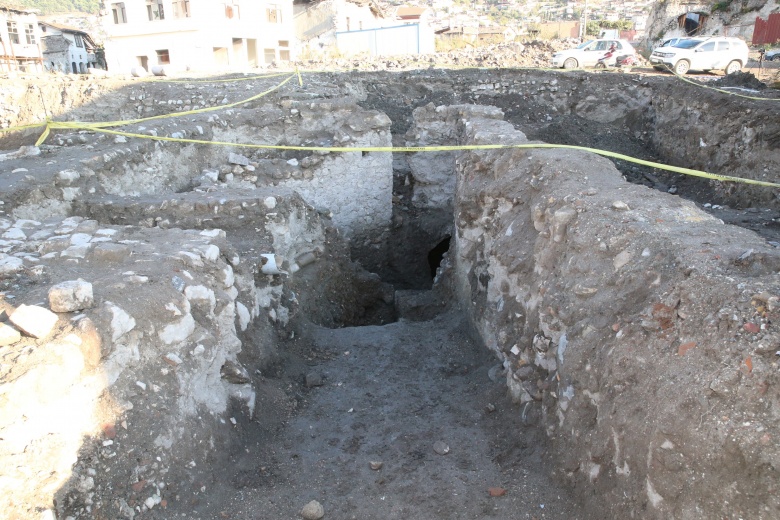 Hatay'da enkaz kaldırılırken 1500 yıllık tuhaf bir geç antik dönem yapısı ortaya çıktı