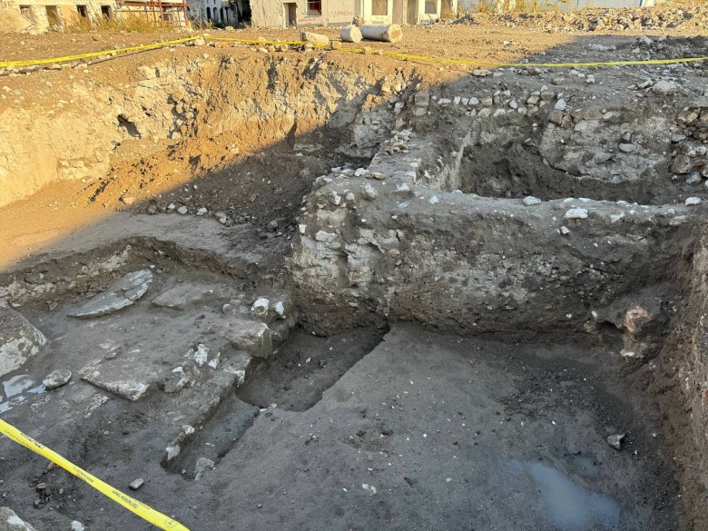 Hatay'da enkaz kaldırılırken 1500 yıllık tuhaf bir geç antik dönem yapısı ortaya çıktı