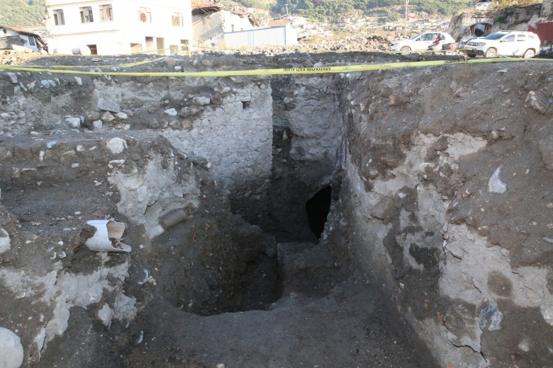 Hatay'da enkaz kaldırılırken 1500 yıllık tuhaf bir geç antik dönem yapısı ortaya çıktı