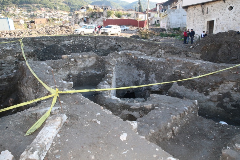 Hatay'da enkaz kaldırılırken 1500 yıllık tuhaf bir geç antik dönem yapısı ortaya çıktı