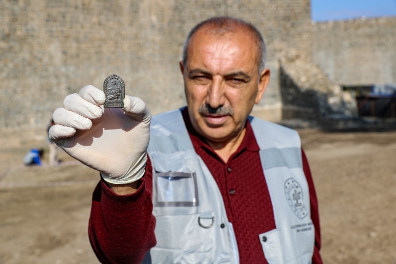 Diyarbakır'da Amida Höyük'te nadir rastlanan Çanakkale Savaşı rozeti bulundu