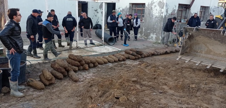 Gelibolu'da kanalizasyon çalışması yapan işçiler yaklaşık 100 yıllık 50 top mermisi buldu