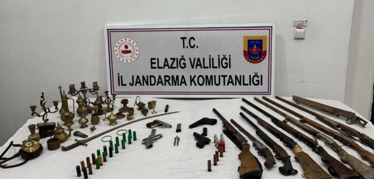 Elazığ'da antika ve tarihi eser niteliğinde 30 obje ile muhtelif silahlar yakalandı