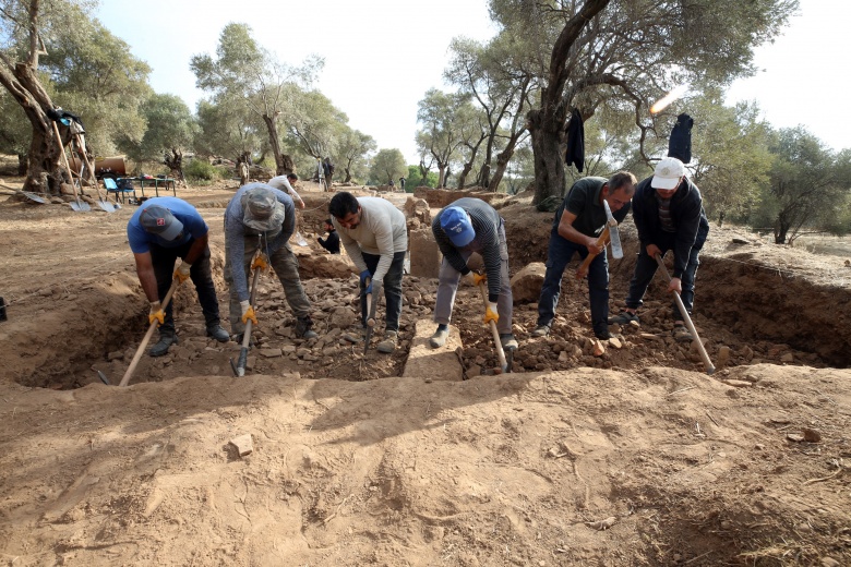 Nysa Antik Kenti arkeoloji kazılarında Pluto Kore Tapınağı'na çıkan 'ibadet yolu' aranıyor