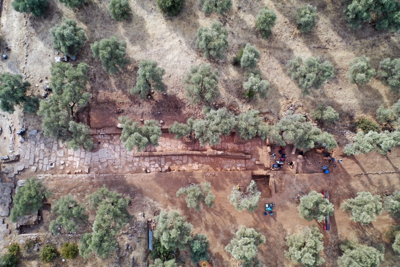 Nysa Antik Kenti arkeoloji kazılarında Pluto Kore Tapınağı'na çıkan 'ibadet yolu' aranıyor