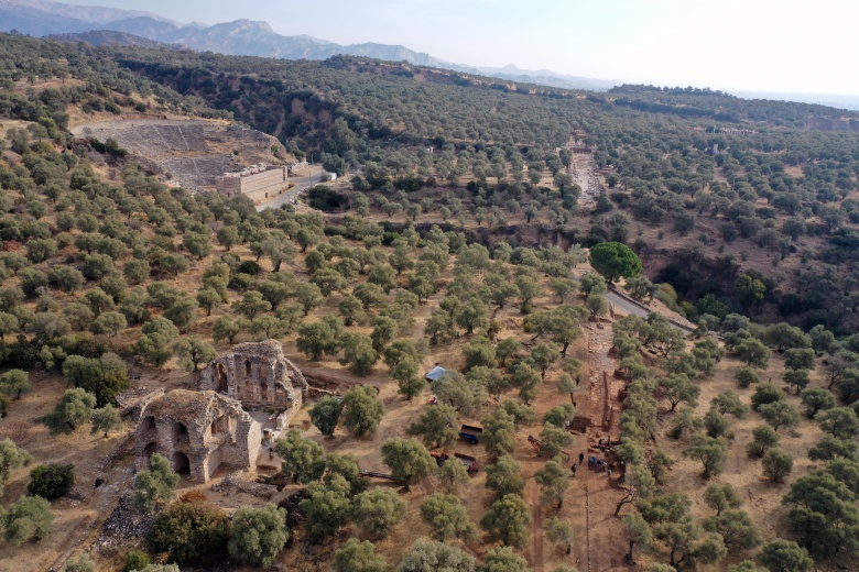 Nysa Antik Kenti arkeoloji kazılarında Pluto Kore Tapınağı'na çıkan 'ibadet yolu' aranıyor