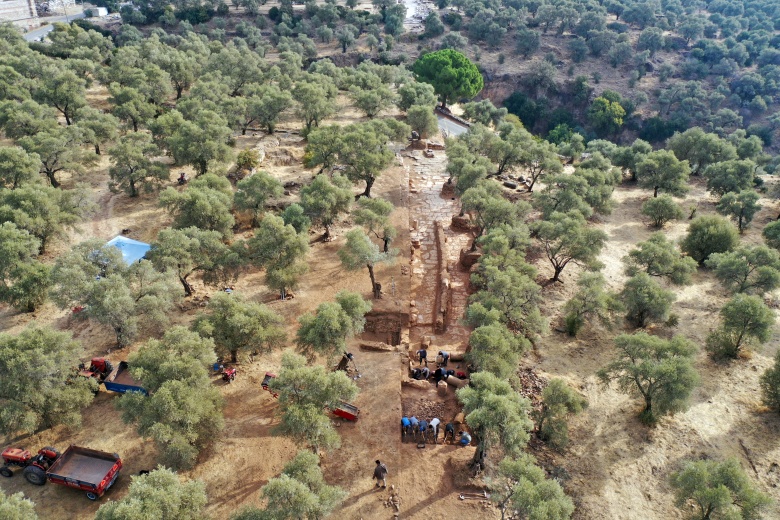 Nysa Antik Kenti arkeoloji kazılarında Pluto Kore Tapınağı'na çıkan 'ibadet yolu' aranıyor