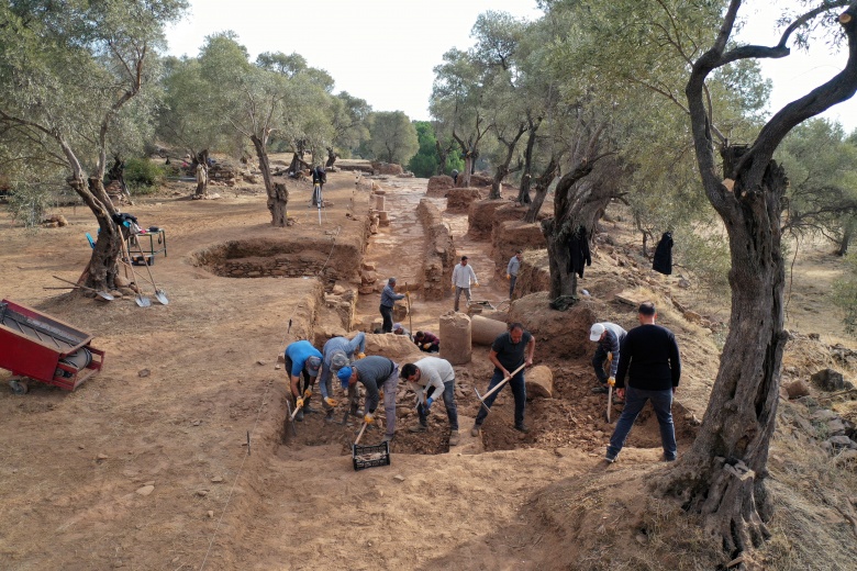 Nysa Antik Kenti arkeoloji kazılarında Pluto Kore Tapınağı'na çıkan 'ibadet yolu' aranıyor